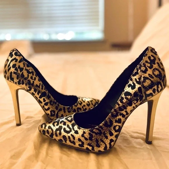 Leopard print Gold colored pumps by Guess in size 6! - Picture 9 of 10